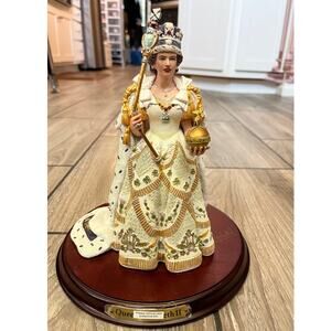 Statue Queen Elizabeth II Commemorative Sculpture with Autograph signature